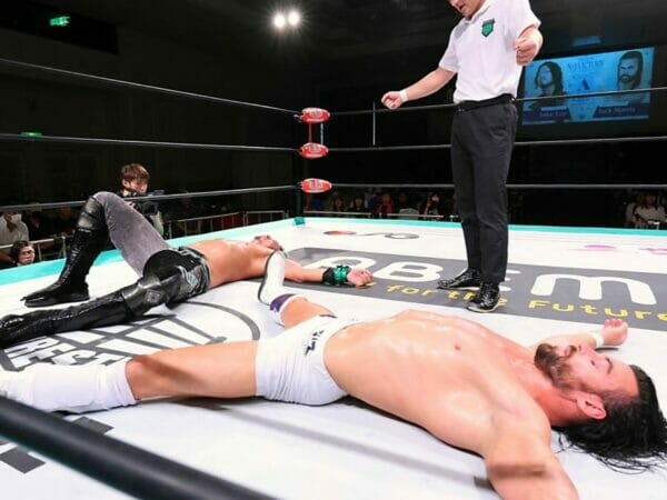 Luchadores de NOAH en un ring de lucha libre.