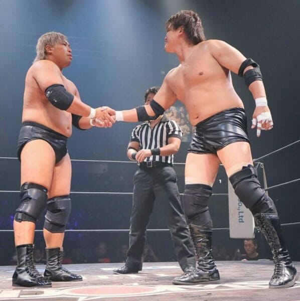 Dos luchadores se dan la mano en un ring de lucha libre, Yokohama.