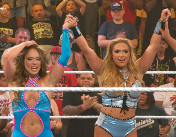 Dos luchadoras, Lola Vice y Elektra López, triunfantes tras derrotar a Dana Brooke y Kelani Jordan.