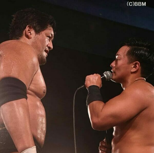 Superluchas - Dos luchadores parados uno al lado del otro en un ring de lucha libre durante el evento GLEAT.