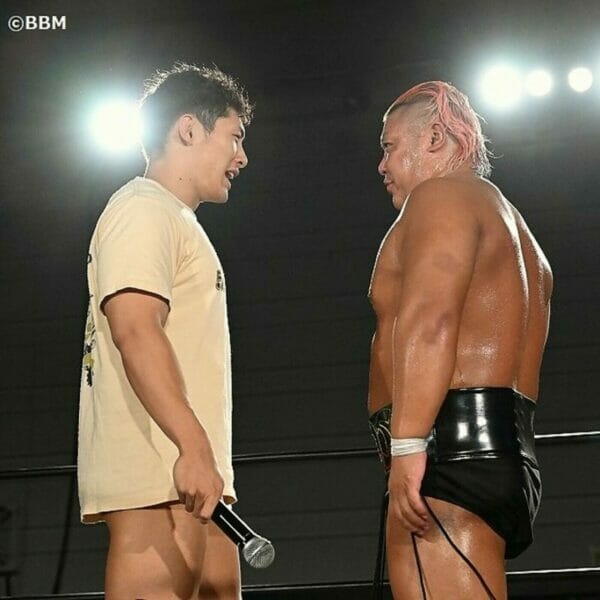 Superluchas - Dos luchadores de Dragon Gate parados uno al lado del otro en un ring de lucha libre.