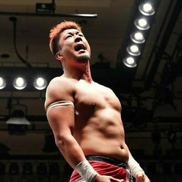 Takuma Nishikawa en el ring de lucha Dragon Gate con las manos levantadas.