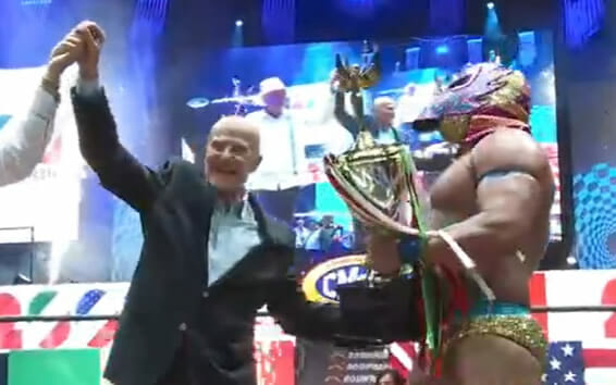 Un hombre sosteniendo un trofeo de la Copa Independencia.