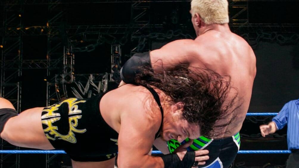 Superluchas - Dos luchadores están luchando en el ring con Edge.