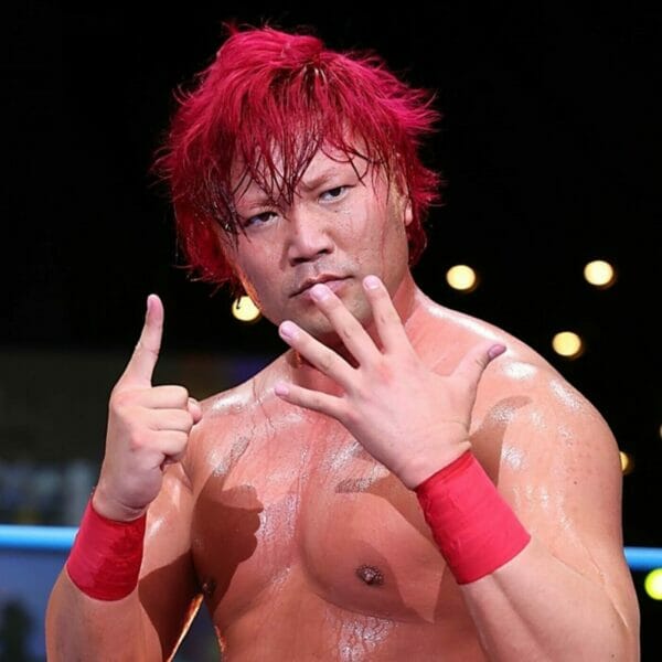 Luchador de la AJPW posando para la cámara, celebrando 15 años.