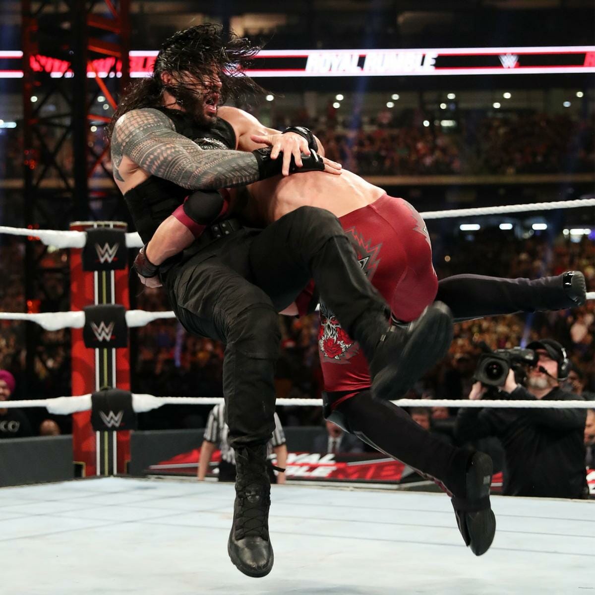 Superluchas - Dos luchadores, Goldberg y Rhino, peleando en el ring.