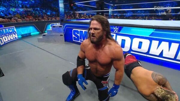 Un luchador arrodillado frente a una multitud en WWE SMACKDOWN 1 de septiembre de 2023.