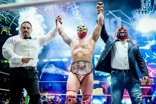 Superluchas - Tres luchadores levantando las manos en el aire en la Noche de Campeones CMLL 2023.