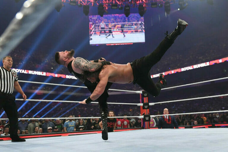 Superluchas - Dos luchadores en el ring enzarzados en combate.