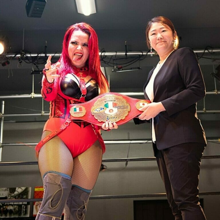 Silueta gana en un ring de lucha libre en Japón.