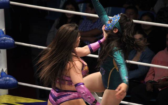 Superluchas - Dos luchadoras peleando en un ring de lucha libre en Los rostros del 90 Aniversario.