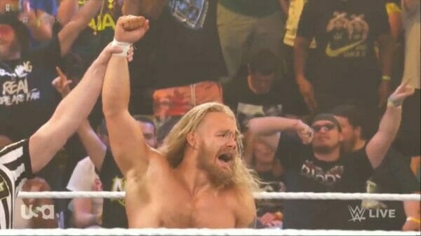 Un luchador celebra triunfalmente en WWE NXT el 5 de septiembre de 2023.