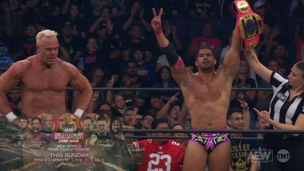 Superluchas - Dos luchadores levantan triunfalmente las manos en el aire.
