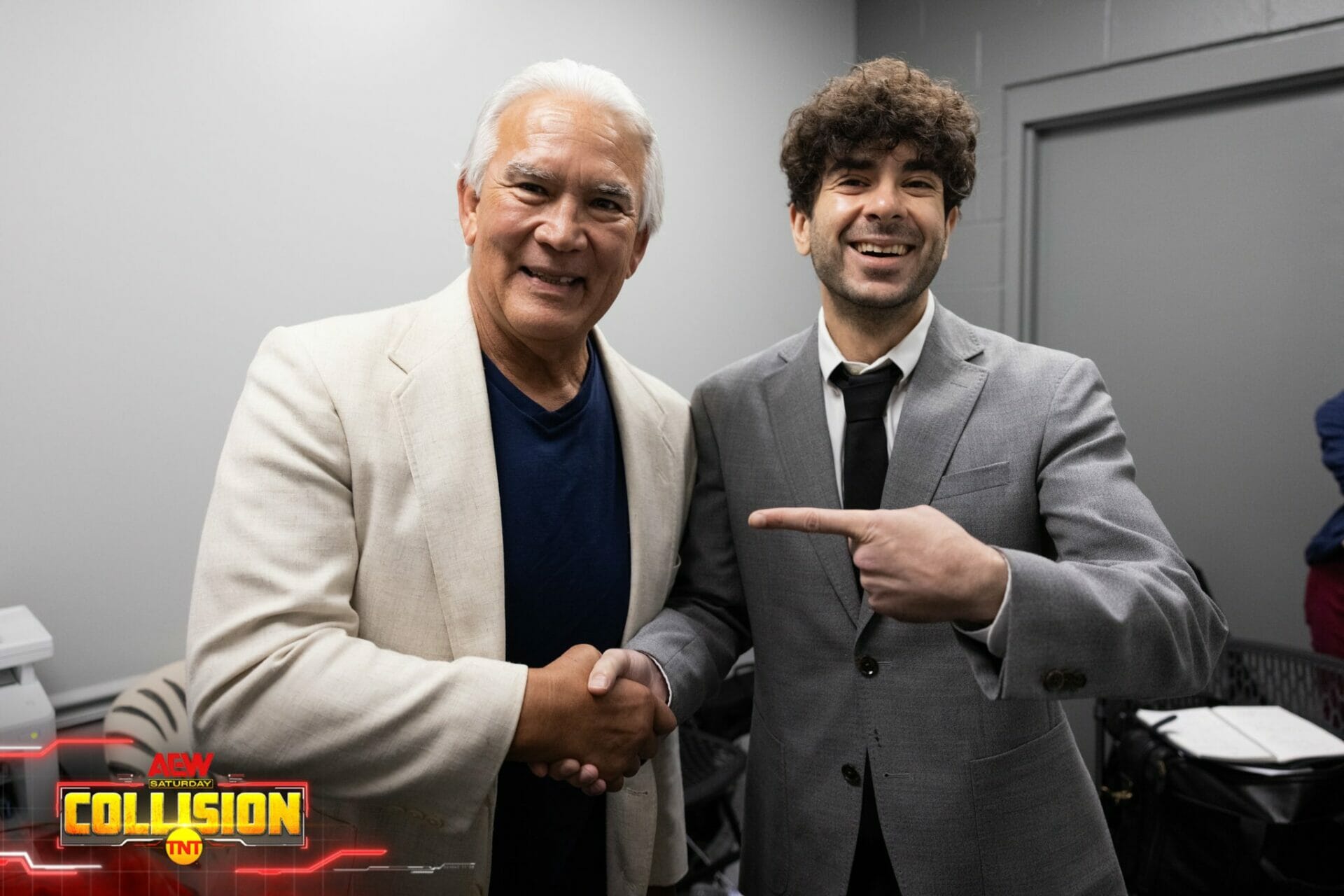 Superluchas - Dos hombres trajeados uno al lado del otro discutiendo apariciones recientes en AEW.