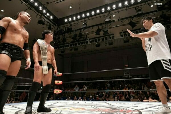 Superluchas - Un grupo de luchadores de BJW en un ring de lucha libre.