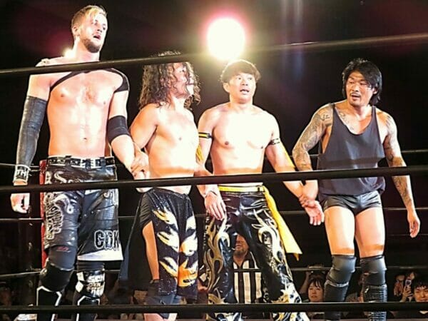 Superluchas - Un grupo de celebración de luchadores parados uno al lado del otro en un ring.