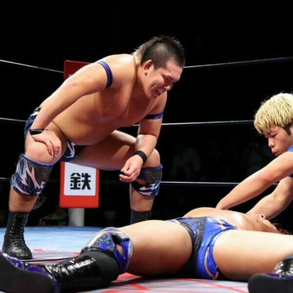 Superluchas - Los luchadores de la AJPW intercambian golpes en el ring de lucha libre.