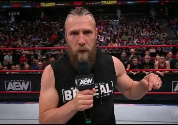 Un hombre con barba sostiene un micrófono.