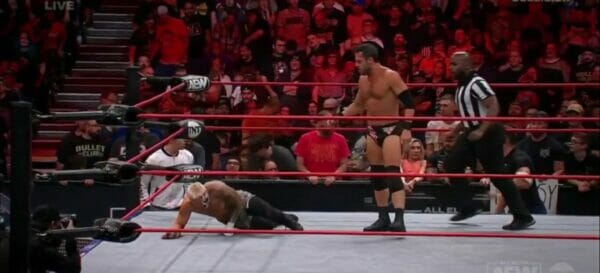 Un luchador está tendido en el suelo en un ring de lucha libre.