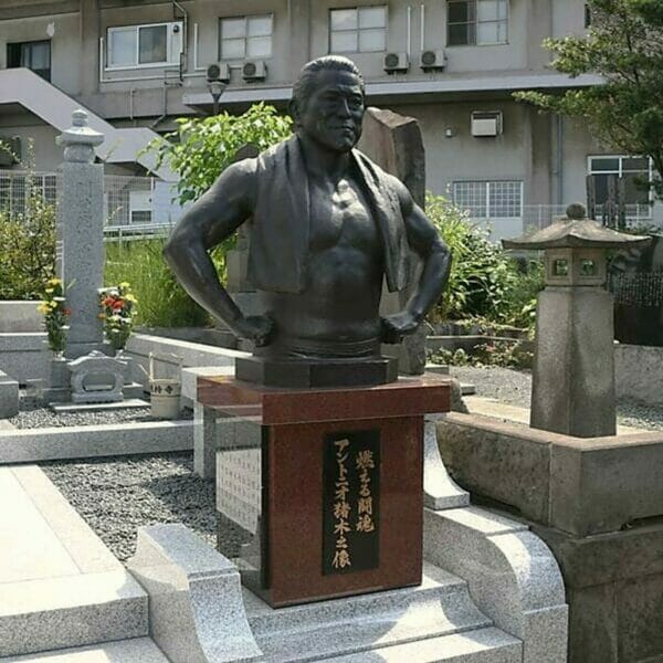 Estatua de Antonio Inoki