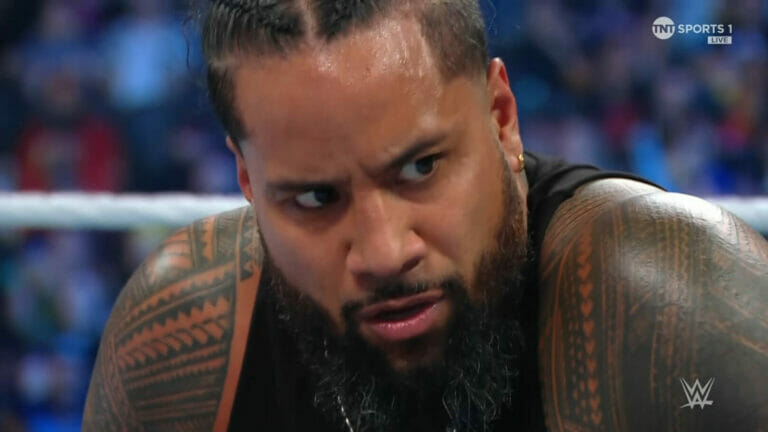 Superluchas - Luchador de la wwe con barba en el ring.