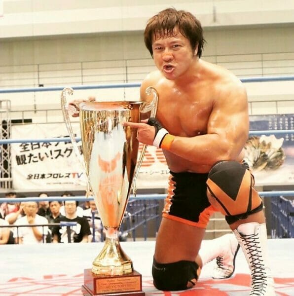 El luchador de la AJPW Satoshi Kojima posando con el trofeo "Royal Road Tournament 2023".