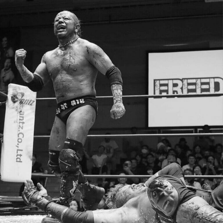 Un luchador ejerciendo sus libertades en el ring junto a otro luchador.