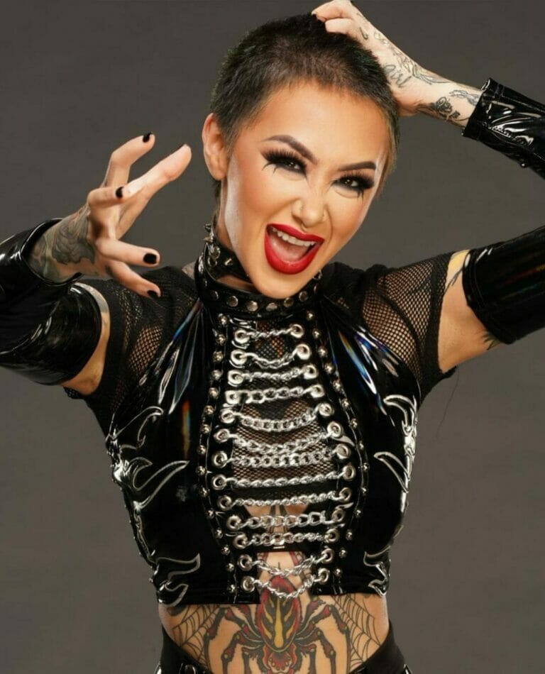 Superluchas - Una mujer con tatuajes posando con un traje de cuero.
Palabras clave: tatuajes, cuero.