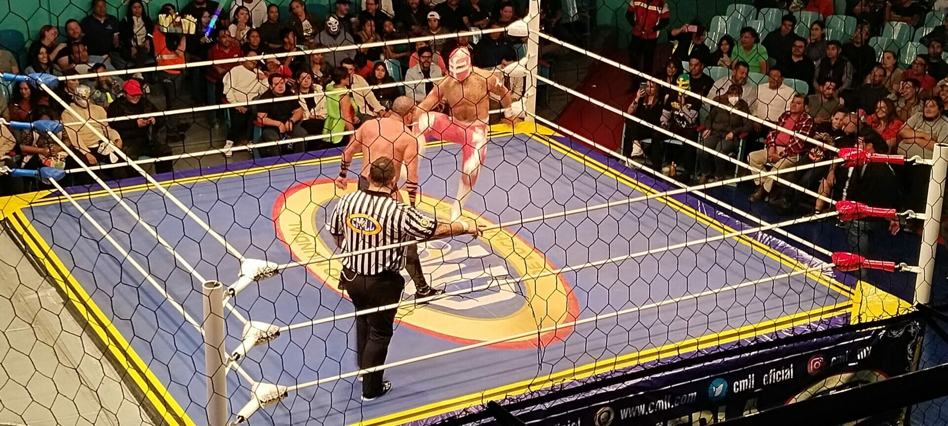 Superluchas - Dos luchadores, incluido un furioso Dragón Rojo, participan en combates de gran acción en el ring de lucha libre.