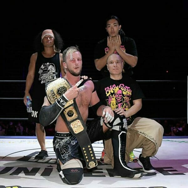 Un grupo de luchadores posando para un DDT.