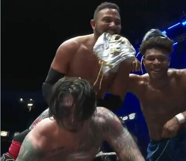 Un grupo de luchadores de CMLL y NJPW compitiendo en un ring de lucha libre.