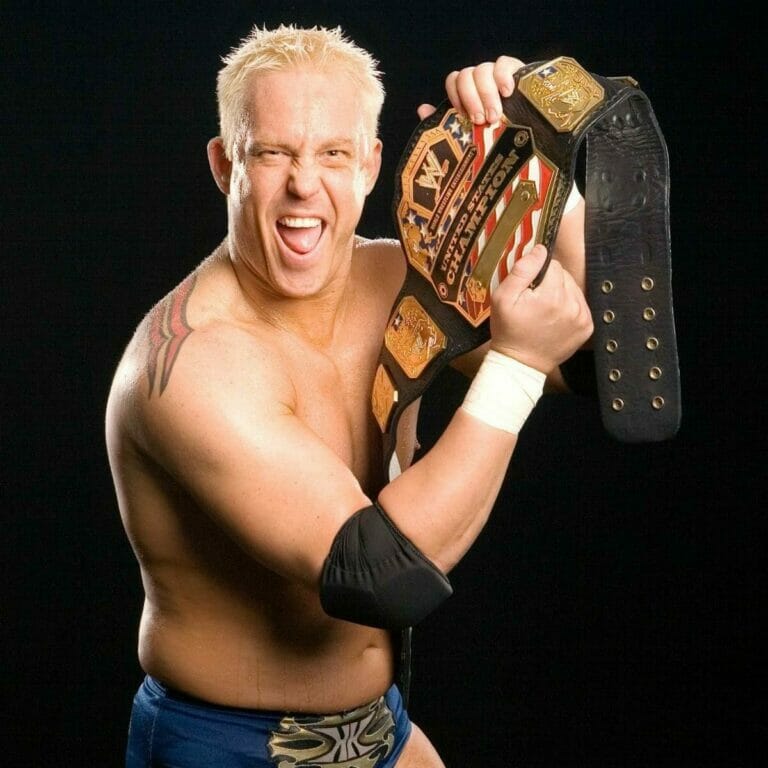 El Sr. Kennedy sosteniendo el cinturón del Campeonato de Estados Unidos.