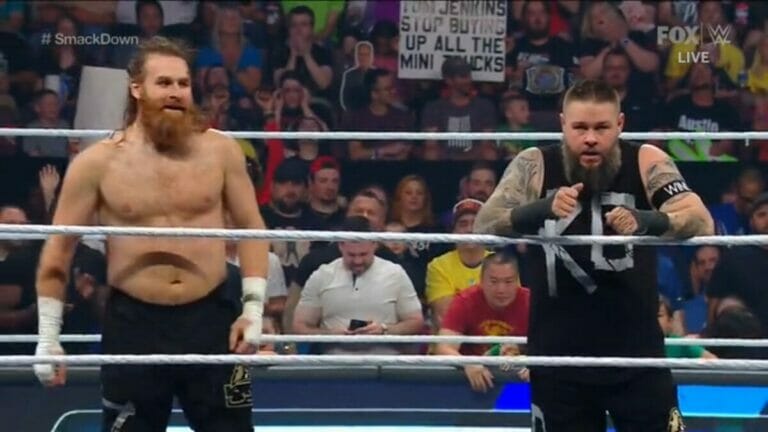 Dos luchadores en un ring de la WWE.