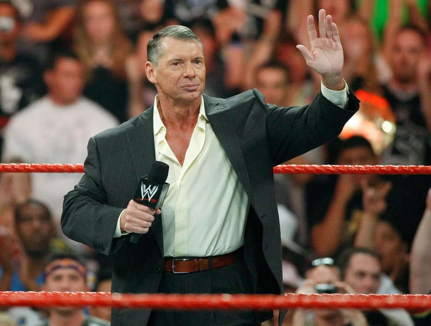 Un hombre de traje saluda a la multitud mientras Vince McMahon regresa, según Dave Meltzer.