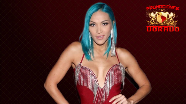 A regresa a MLW Salina de la Renta posando con cabello azul sobre fondo rojo.