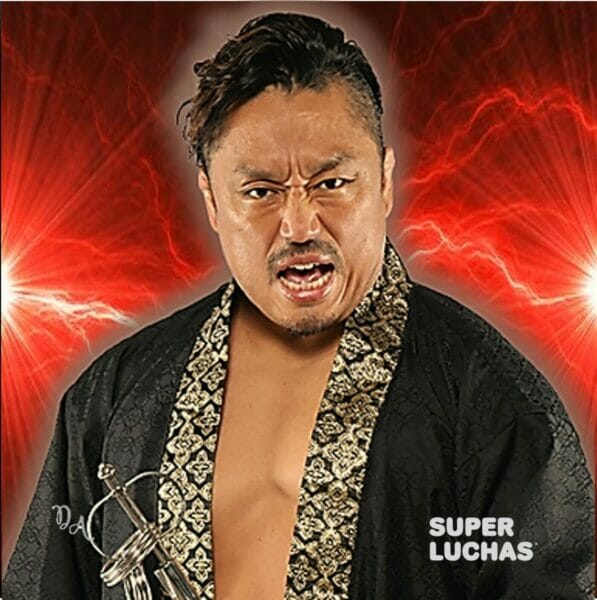 Superluchas - Hirooki Goto empuña una espada.
