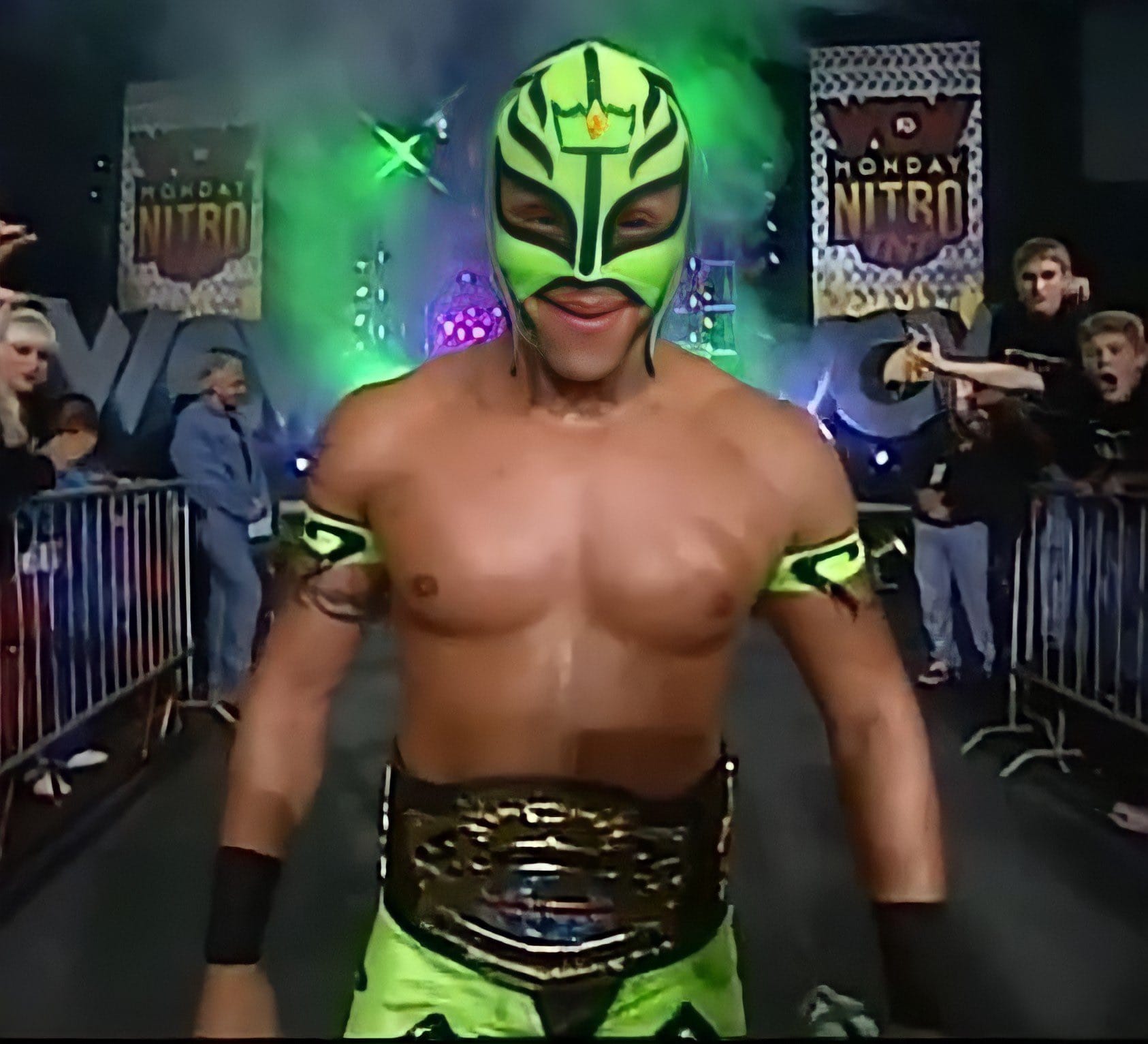 Superluchas - Eric Bischoff recuerda a Rey Mysterio en WCW mientras está entre la multitud con una máscara verde.