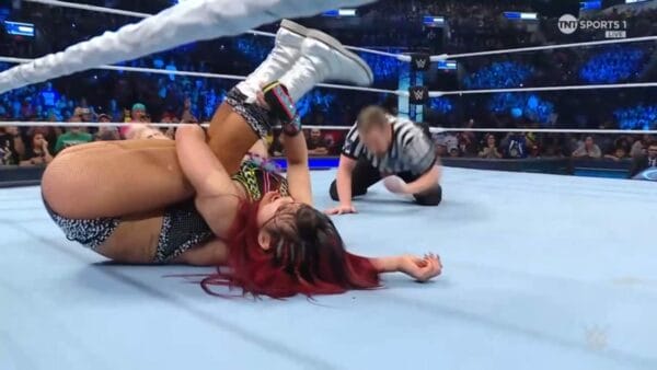 Superluchas - Una mujer yace en el suelo en un ring de lucha libre durante WWE SMACKDOWN.