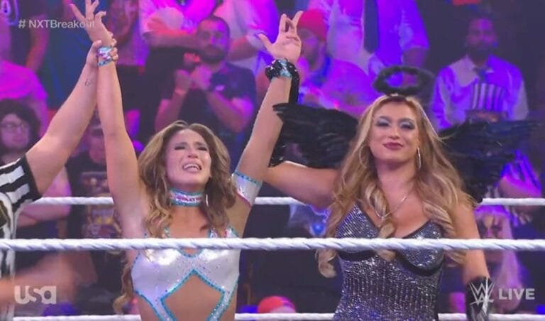 Superluchas - Lola y Vice, dos mujeres poderosas, dominan el ring de lucha libre con las manos levantadas en señal de victoria.