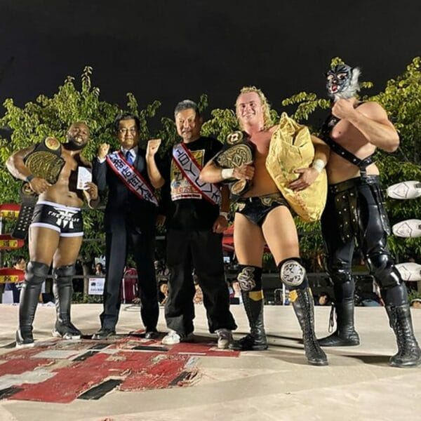 Superluchas - Luchadores de BJW posando para una fotografía con el campeonato de Yokohama.