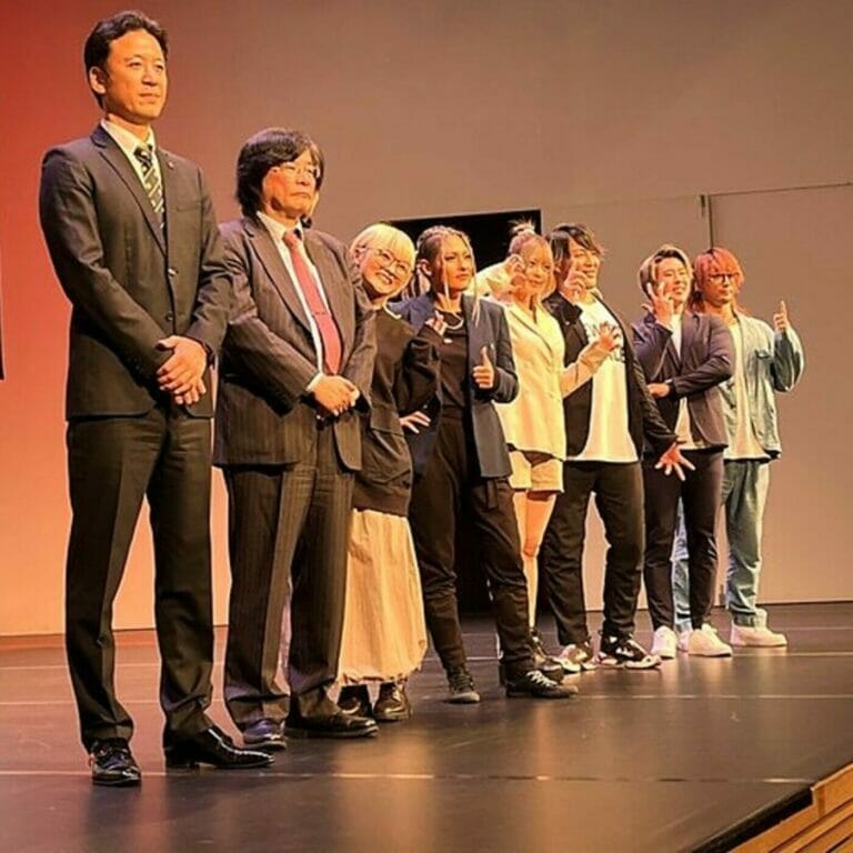 Superluchas - Un grupo de personas paradas en un escenario, presentando un plan comercial.