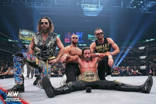 Superluchas - Un grupo de luchadores posando para una fotografía en AEW.