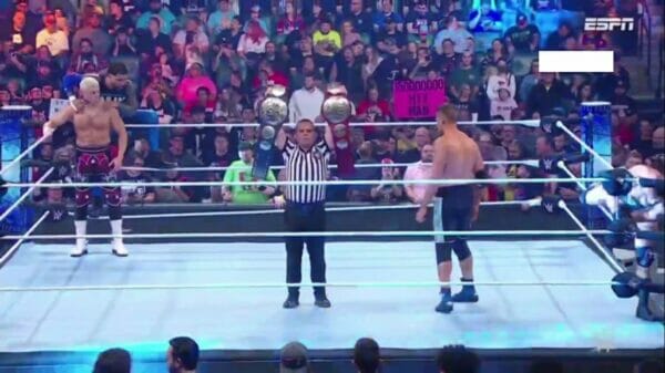 Superluchas - Un grupo de luchadores en un ring de lucha libre.