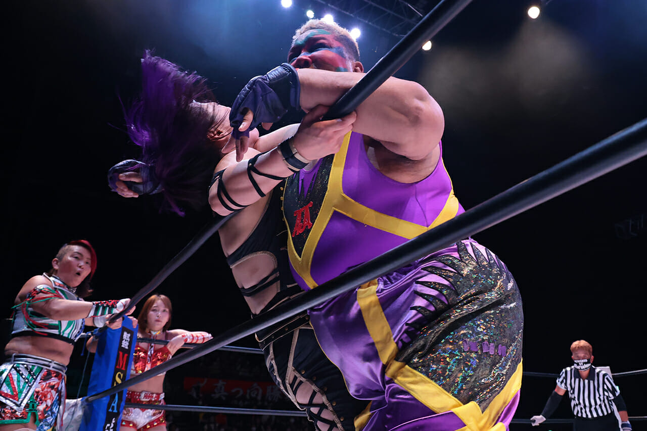 Superluchas - Dos luchadores joshi peleando en un ring de lucha libre.