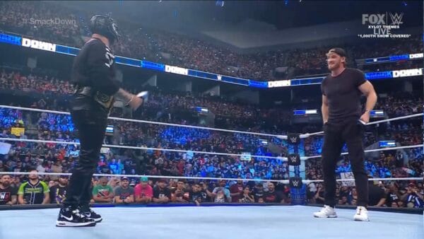 Superluchas - Dos luchadores en un ring de lucha libre conversando durante WWE SMACKDOWN el 20 de octubre de 2023.