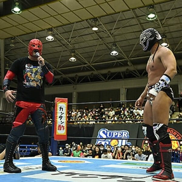 Superluchas - Inicia la competencia cuando dos luchadores de la "Super Jr Tag League 2023" de NJPW entablan una conversación dentro de un ring de lucha libre.