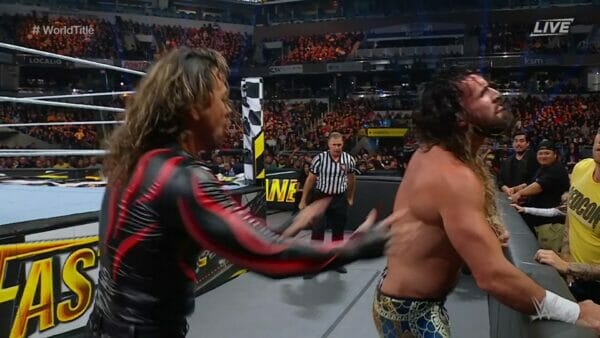 Superluchas - Dos luchadores chocan en un ring de lucha libre.