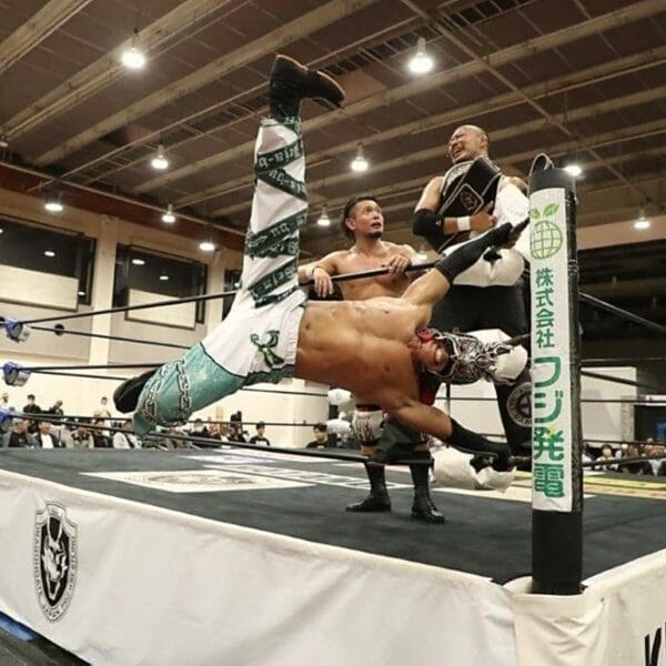 Superluchas - Dos luchadores están luchando en un ring de lucha libre para Dragon Gate y dos campeonatos en disputa.
