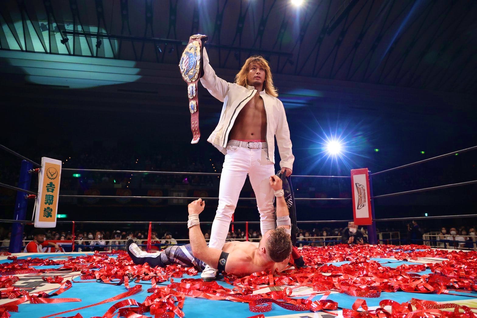 Superluchas - Un luchador está parado sobre una alfombra roja en un ring de lucha libre durante el evento El sueño de Shota Umino.