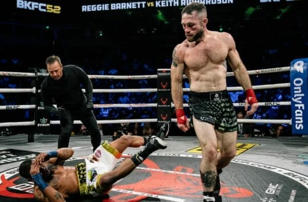 Superluchas - Un nuevo campeón peso gallo está tendido en el suelo en un ring de boxeo.